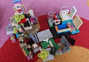Budowla z klocków lego wykonana przez dzieci