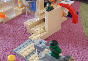 Konstrukcja z klocków lego na dywanie