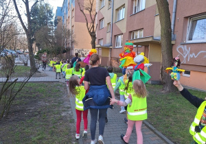 Dzieci spacerują z marzannami.