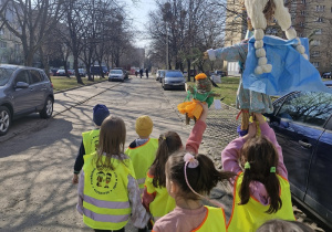 Spacer przedszkolaków z marzannami.