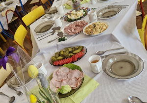 Stół naszykowany do wielkanocnego posiłku.