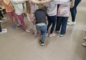 Dzieci uczestniczą w zabawie ruchowej.
