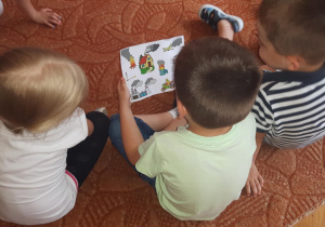 Dzieci wybierają obrazki na których są rzeczy sprzyjające ziemi.