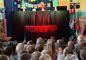 Dzieci oglądają przedstawienie teatralne