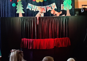Dzieci oglądają przedstawienie teatralne