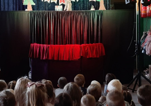 Dzieci oglądają przedstawienie teatralne