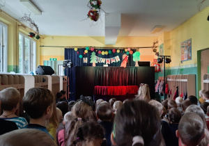 Dzieci oglądają przedstawienie teatralne