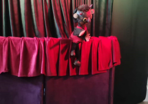 Scena teatralna, na której znajduje się lalka