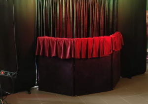 Scena teatralna z lalkami