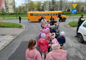 Grupa czerwona i żółta w drodze do autobusu.