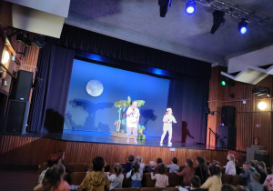 Przedszkolaki bawią się z aktorami teatralnymi.