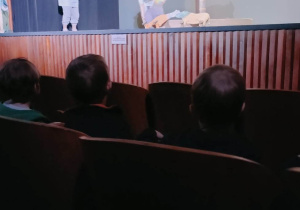 Dzieci oglądają przedstawienie "Doktor Nieboli".
