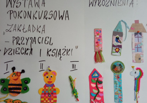 Napis wystawa pokonkursowa zakładka - przyjaciel dziecka i książki. Przy kolejnych zakładkach podpisy pierwsze, drugie, trzecie miejsce oraz wyróżnienia.