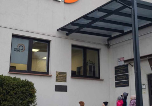 Dzieci wchodzą do Radia Łódź.