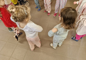 Dziewczynki trzymają się za ramiona.