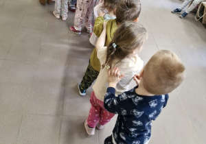 Dzieci idą w pociągu.