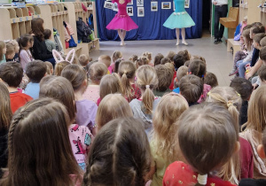 Tancerki tańczą na scenie "Taniec kwiatów".