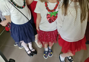 Dziewczynki w przygotowanych przez rodziców strojach na pokazie mody patriotycznej.