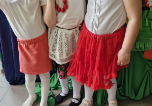 Dziewczynki w przygotowanych przez rodziców strojach na pokazie mody patriotycznej.