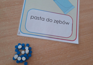 Dzieci ułożyły z darów pastę i szczoteczkę do zębów.