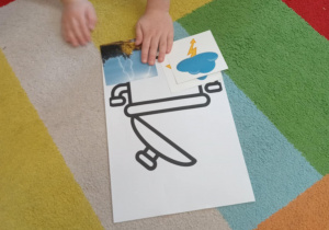 Chłopiec układa symbole pogodowe przedstawiające burzę na ilustracji garnka.
