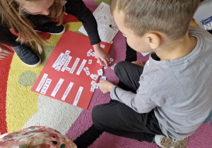 Dzieci pracując w parach układają według wzoru z rozsypanki literowej wyrazy związane z kosmosem.
