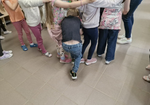 Dzieci uczestniczą w zabawie ruchowej.