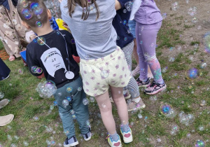 Dzieci przy bańkach mydlanych.
