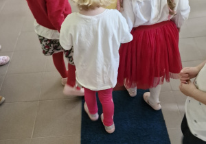 Dziewczynki prezentują swoje stroje na wybiegu.