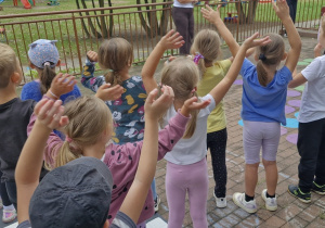 Starszaki tańczą na przedszkolnym tarasie.