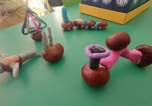 Prace dzieci – pojazdy wykonane z kasztanów i plasteliny.