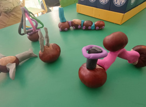 Koła autobusu kręcą się