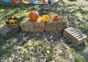 Dekoracja ze snopków słomy i dyni.