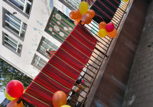 Dekoracja na tarasie przedszkolnym.