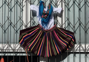 Na kracie okiennej strój ludowy.