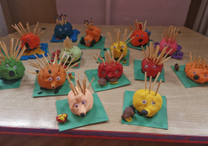 Na stoliku jeże wykonane z masy plastycznej i zapałek.