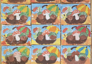 Praca plastyczna wywieszona na tablicy - kosz z darami jesieni.