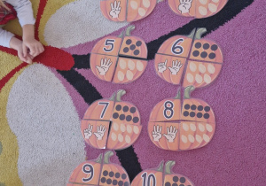 Dynie pocięte na 4 części i ułożone przez dzieci.