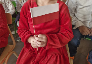 Dziewczynka z biało-czerwoną flagą.
