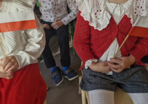 Dziewczynki z biało-czerwonymi flagami.