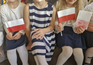 Dzieci z biało-czerwonymi flagami.