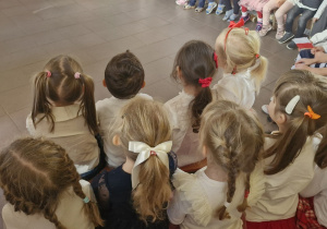 Dzieci podczas uroczystości z okazji 11 listopada.