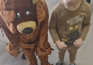 Chłopcy w jesiennych strojach.