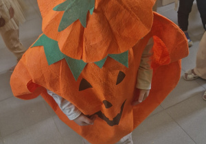 Dziecko w przebraniu dyni.