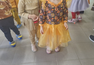 Dziewczynki z najmłodszej grupy w jesiennych strojach.