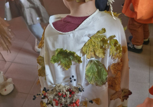 Chłopiec w jesiennym stroju.