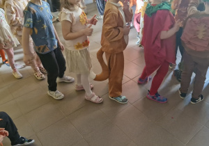 Dzieci uczestniczą w zabawie podczas balu jesieni.