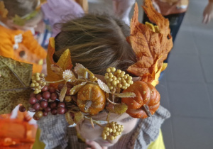 Dziewczynka prezentuje swoją jesienną opaskę.