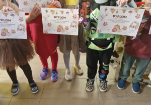 Dzieci prezentują dyplomy.
