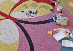 Posegregowane śmieci.